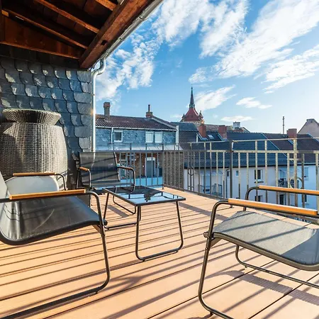Altbau In Bahnhofsnaehe Mit Heimkino & Terrasse