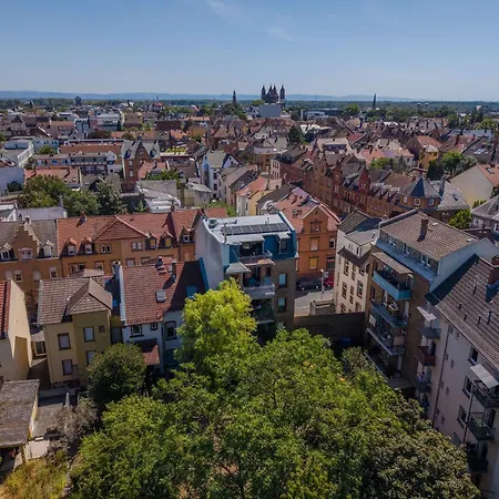 Altbau In Bahnhofsnaehe Mit Heimkino & Terrasse Appartement